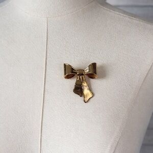 Avon Vintage Elegant Gold Bow Brooch. Great Condition. Gold Tone.